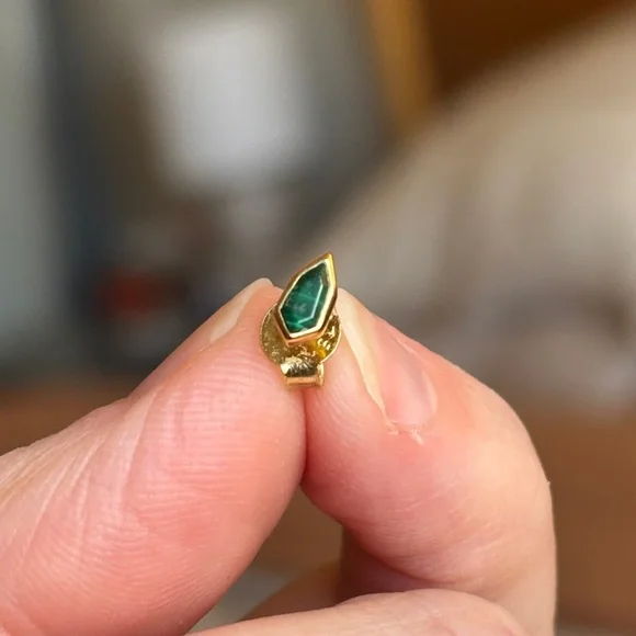 Ania Haie SECOND NATURE - MALACHITE EMBLEM STUD EARRINGS - Picture 2 of 4